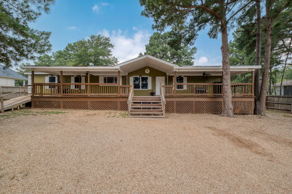 132 North Crestline Drive, Bastrop, TX 78602, Presented by Claudia Hurt